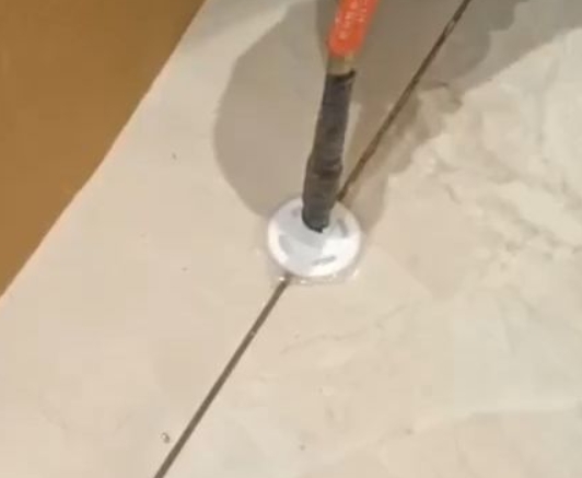 饶平瓷砖空鼓维修公司专业解答瓷砖在铺贴过程中，如果没有涂抹均匀到位的粘结材料（如水泥砂浆或瓷砖胶），可能会导致以下问题