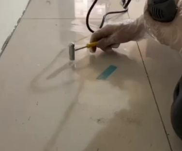 饶平瓷砖开裂维修公司专业分享瓷砖在铺贴前如果没有沥干水分，将会导致以下问题