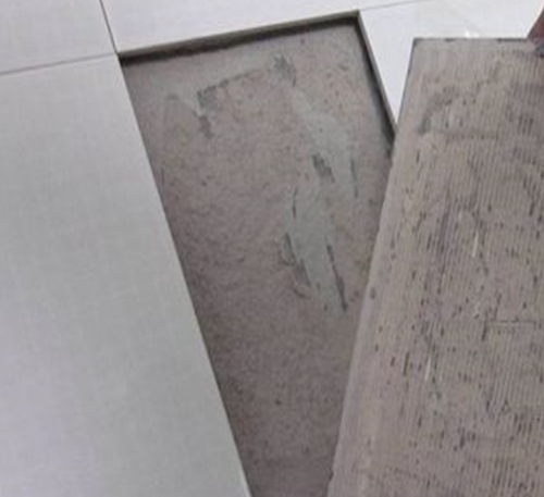 饶平瓷砖空鼓维修公司分享瓷砖铺贴时如果打浆（即涂抹在瓷砖背面和基层上的砂浆或瓷砖胶）过少，会带来以下问题